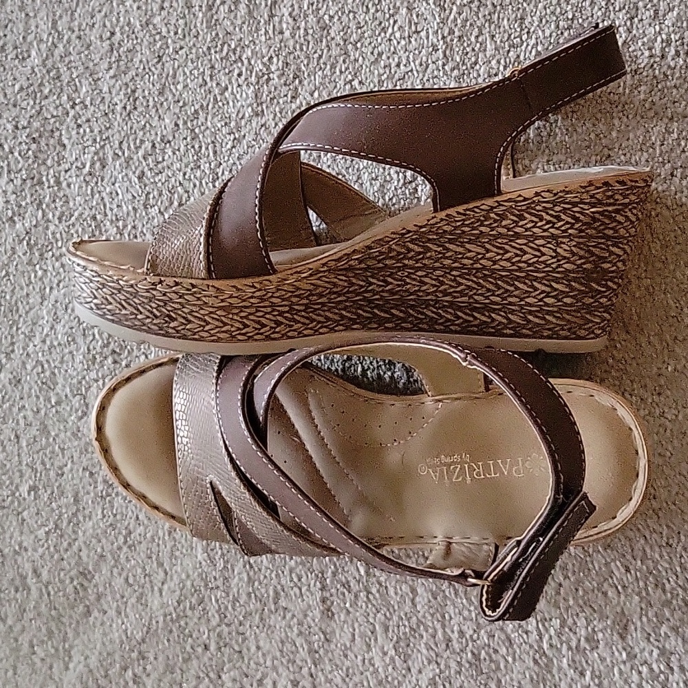 EUC Comfortable brown wedges size 7